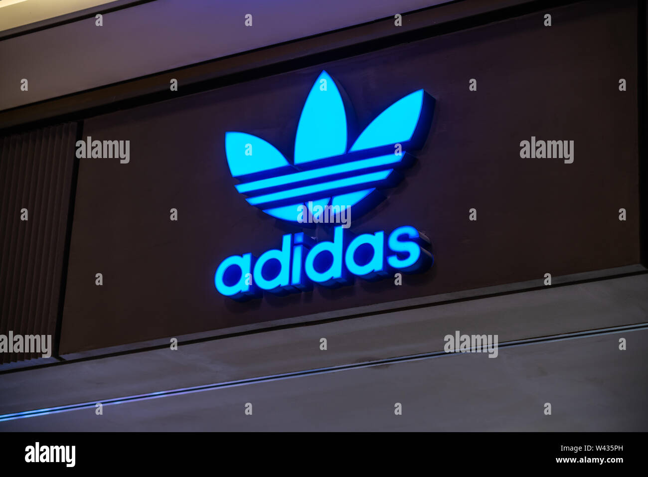 Adidas Originals, una línea de ropa deportiva casual en alemana de ropa deportiva adidas marca, logotipo visto en Shangai Fotografía de stock - Alamy