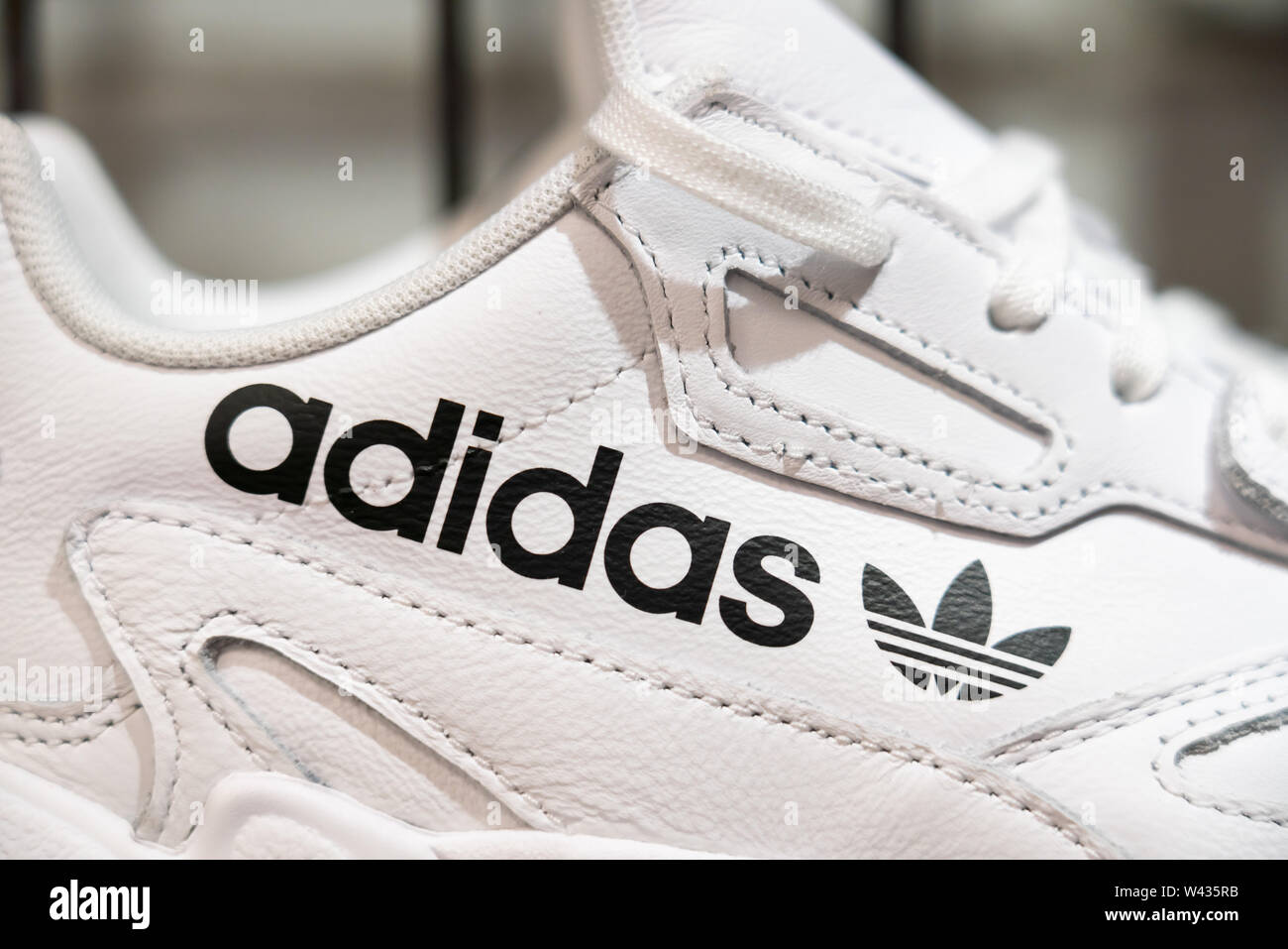 La multinacional alemana fabricante de ropa deportiva Adidas visto en Fotografía de stock -