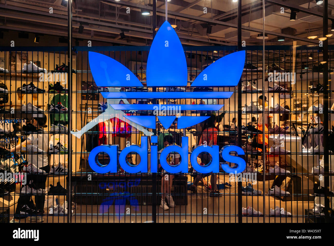 Adidas Originals, una línea de ropa deportiva casual bajo la multinacional alemana la marca de ropa deportiva Adidas, tienda y logo visto en Shangai Fotografía de stock -