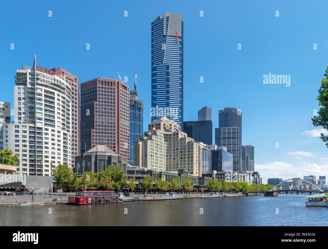 Torre Eureka y otros edificios altos en Southbank vistos sobre el Río Yarra, Melbourne, Victoria, Australia Foto de stock