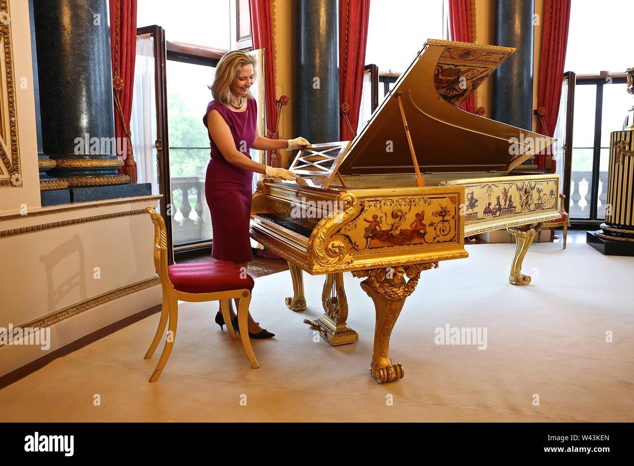 Piano en el Palacio de Buckingham 2019 Exposición Victoria Londres  Inglaterra Fotografía de stock - Alamy