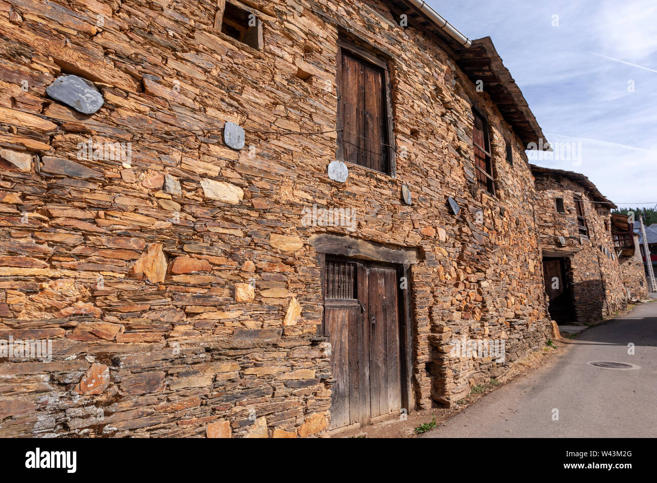 Aldea Rural con casas de piedra y pizarra en Valle de Finolledo, Serra dos  Ancares, provincia de León, Castilla, España Fotografía de stock - Alamy