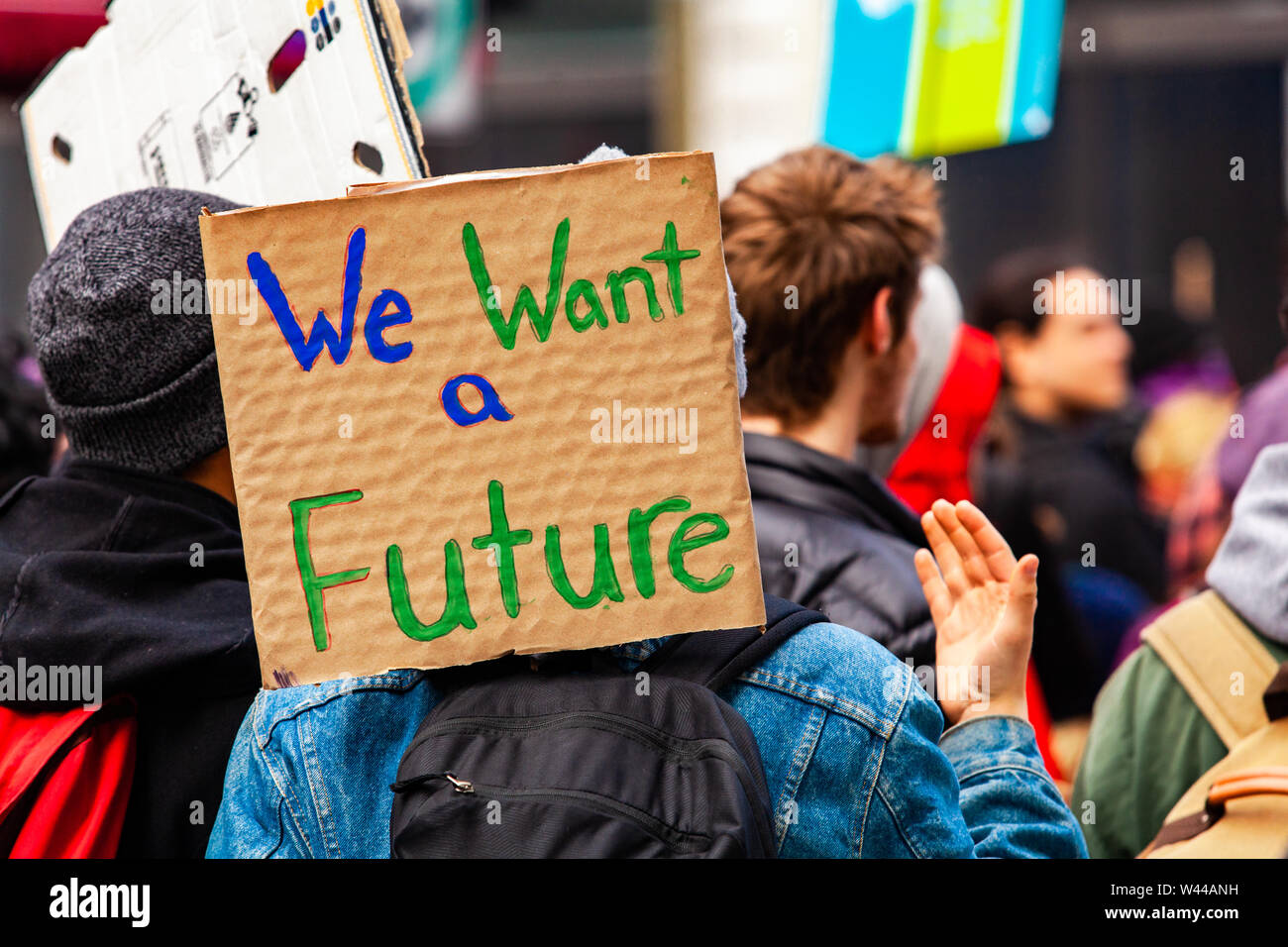Un signo de cartón se examina de cerca diciendo que queremos un futuro como una multitud de activistas ambientales de marzo contra el cambio climático en Montreal, Canadá Foto de stock
