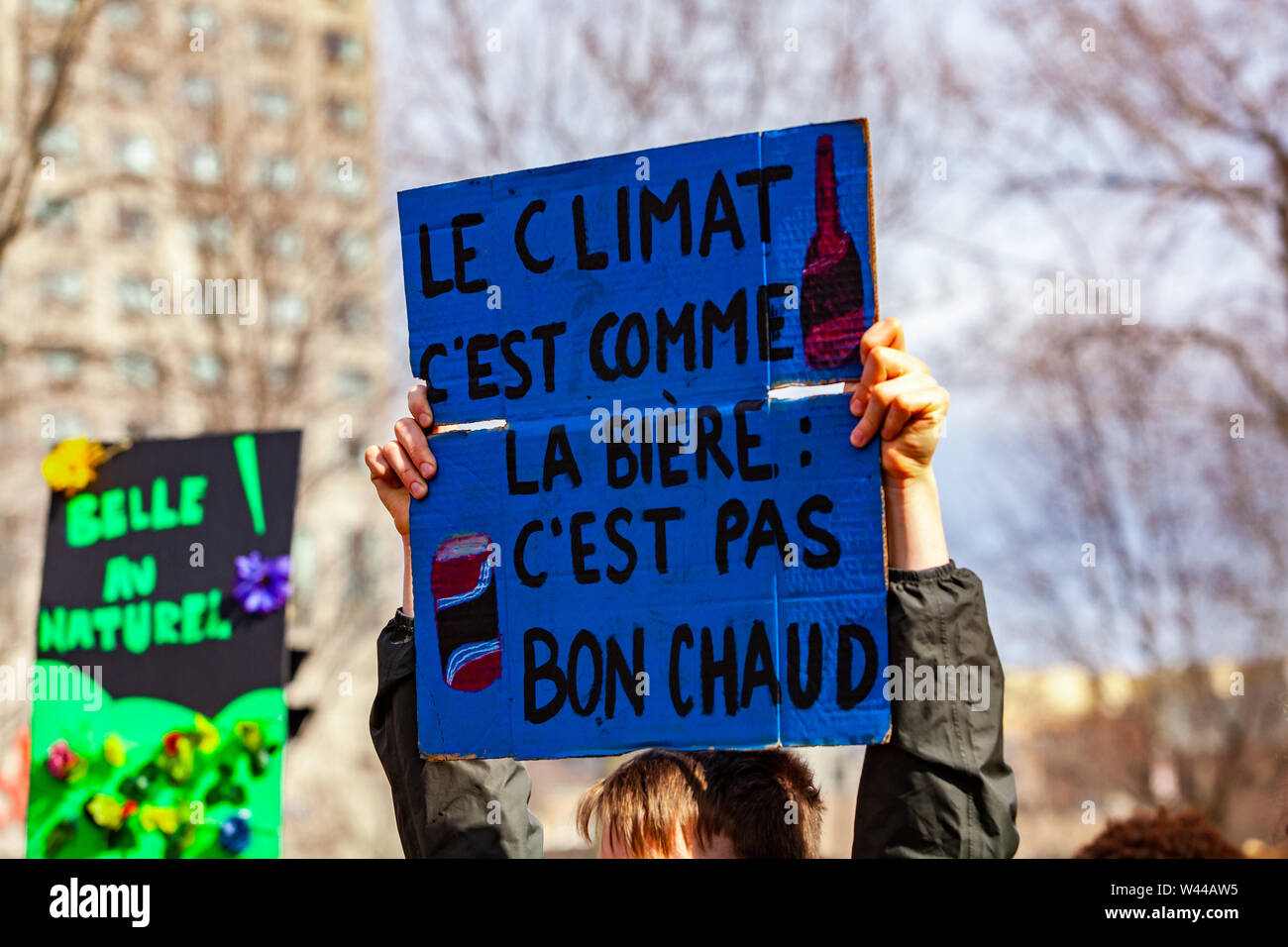Una visión más cercana de una señal en Francés, diciendo que el clima es  como la cerveza, no es bueno cálido, como los manifestantes ambientales de  marzo contra el calentamiento global Fotografía