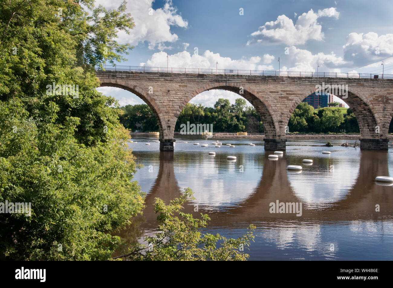 El icónico puente de arco de piedra, un antiguo puente de ferrocarril, ahora sólo peatones y bicicletas, cruza el Río Mississippi en Minneapolis, Minnesota Foto de stock