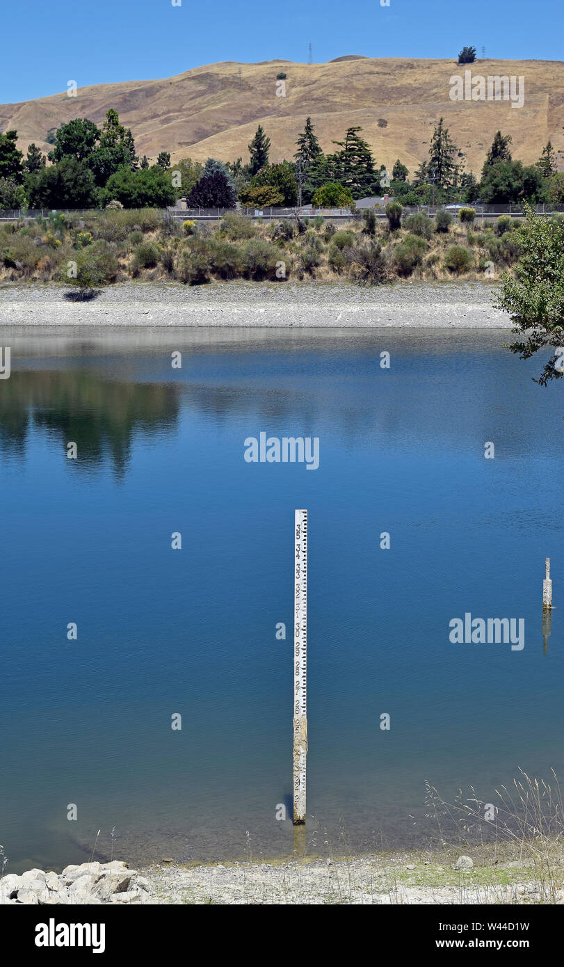 Los marcadores de nivel de agua, la cantera Lakes Regional área recreativa,  California Fotografía de stock - Alamy