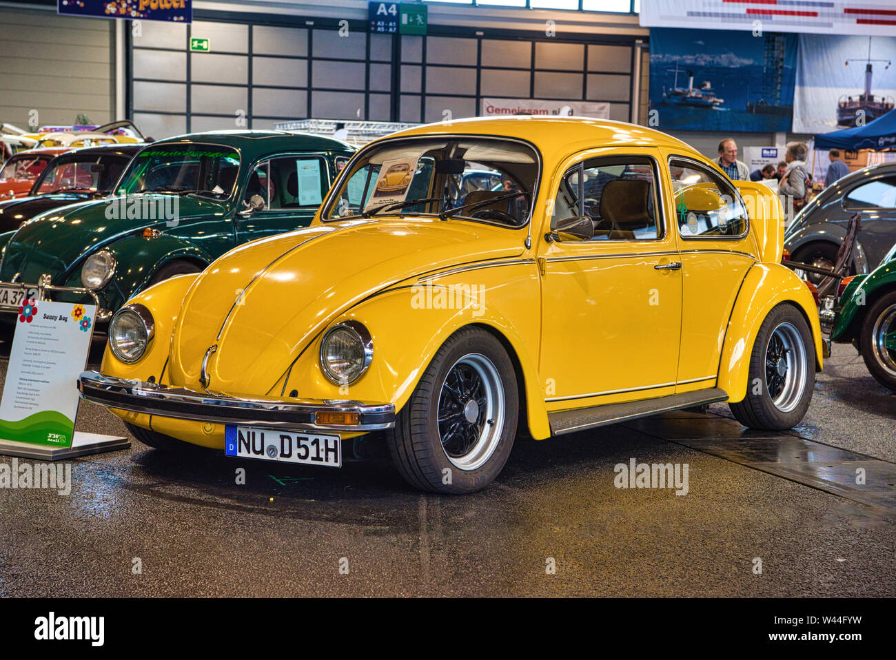 Bright Yellow Volkswagen Beetle Fotos E Imagenes De Stock Alamy