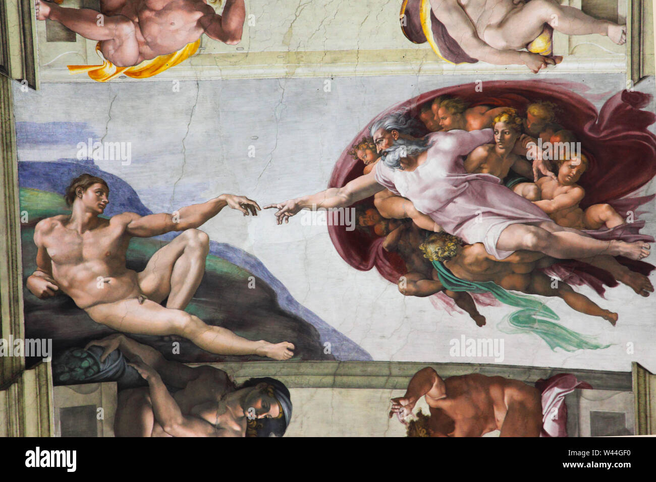 Parte de Michelangelo de la creación de Adán en el techo de la capilla Sixtina en el Vaticano Foto de stock