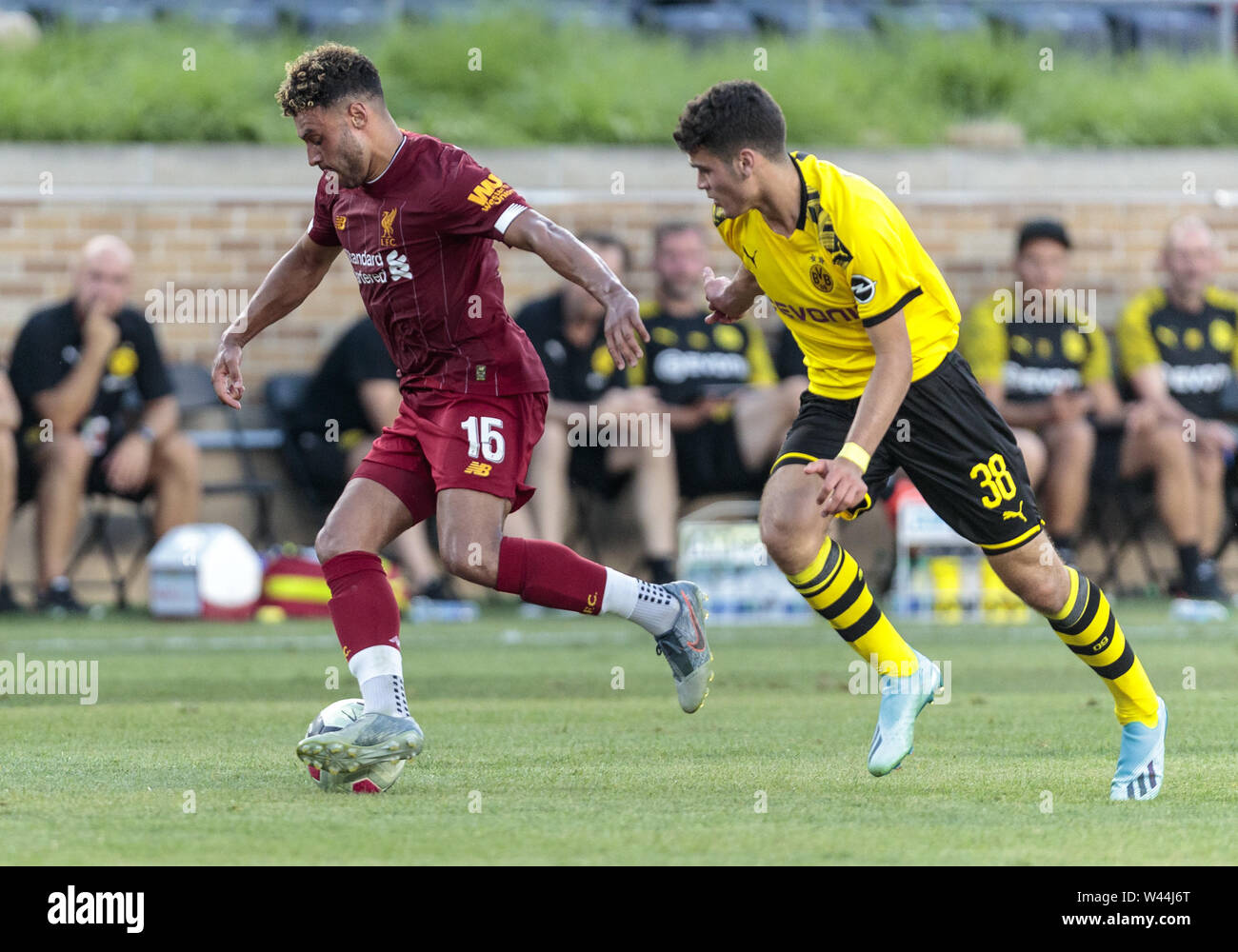 South Bend, Indiana, EE.UU. el 19 de julio, 2019. Liverpool FC ALEX OXLADE-CHAMBERLAIN (15) avanza la bola como el Borussia Dortmund GIOVANNI REYNA (38) defiende durante la pre-temporada international men's partido de fútbol entre el Liverpool FC y el Borussia Dortmund en el estadio de Notre Dame en South Bend, Indiana. El Borussia Dortmund derrotó 3-2 Liverpool FC. Crédito: John Mersits/Zuma alambre/Alamy Live News Foto de stock