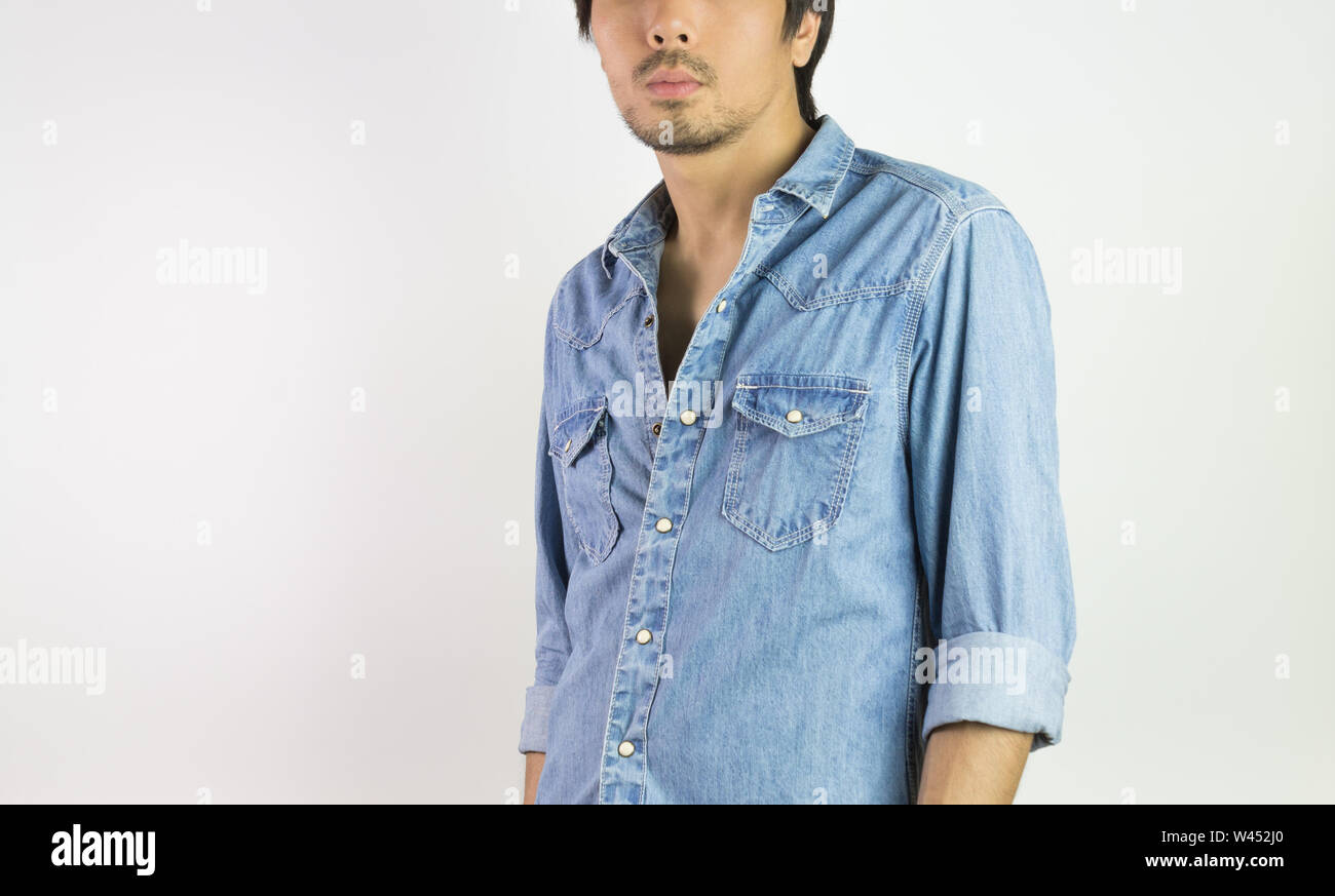Las camisetas o pantalones de mezclilla de Moda Hombre camisa. Las  camisetas o pantalones vaqueros denim shirt moda para hombres sobre fondo  gris Fotografía de stock - Alamy
