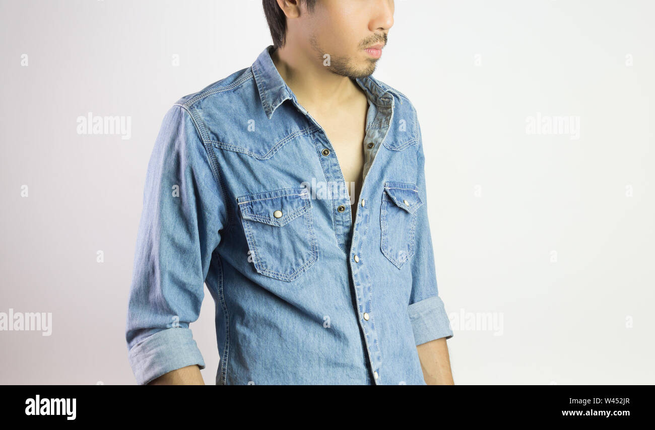Las camisetas o pantalones de mezclilla de Moda Hombre Camiseta en 45  grados de vista. Las camisetas o pantalones vaqueros denim shirt moda para  hombres sobre fondo gris Fotografía de stock - Alamy