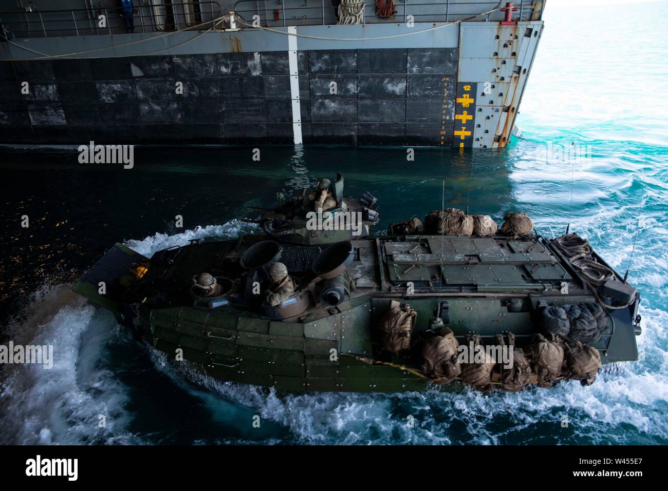 190718-N-DX072-1185 STANAGE Bay, Australia (18 de julio de 2019) un asalto anfibio (AAV), asignado a la 31ª Unidad Expedicionaria de los Infantes de Marina (MEU), entra en la cubierta del buque anfibio de transporte dock USS Green Bay (LPD 20). Green Bay, parte del Grupo de ataque expedicionario Wasp, embarcó con 31 MEU, está participando actualmente en Talisman Sabre 2019 frente a las costas del norte de Australia. A nivel bilateral, evento bienal, Talisman Sabre está diseñado para mejorar el entrenamiento de combate de EE.UU. y Australia, la disponibilidad y la interoperabilidad a través de realistas, la capacitación pertinente necesaria para mantener la región Foto de stock