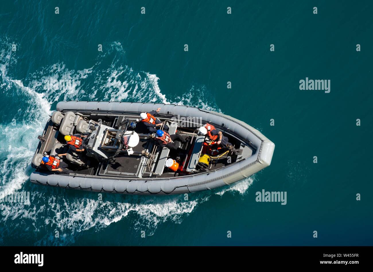 190718-N-DX072-1271 STANAGE Bay, Australia (18 de julio de 2019) Un Rigid-Hull bote hinchable (RHIB) se aproxima al dock buque anfibio de transporte USS Green Bay (LPD 20) para la recuperación. Green Bay, parte del Grupo de ataque expedicionario Wasp, iniciado con la 31ª Unidad Expedicionaria de la Marina, está participando actualmente en Talisman Sabre 2019 frente a las costas del norte de Australia. A nivel bilateral, evento bienal, Talisman Sabre está diseñado para mejorar el entrenamiento de combate de EE.UU. y Australia, la disponibilidad y la interoperabilidad a través de realistas, la capacitación pertinente necesaria para mantener la seguridad regional, la paz y la estabilidad. Foto de stock