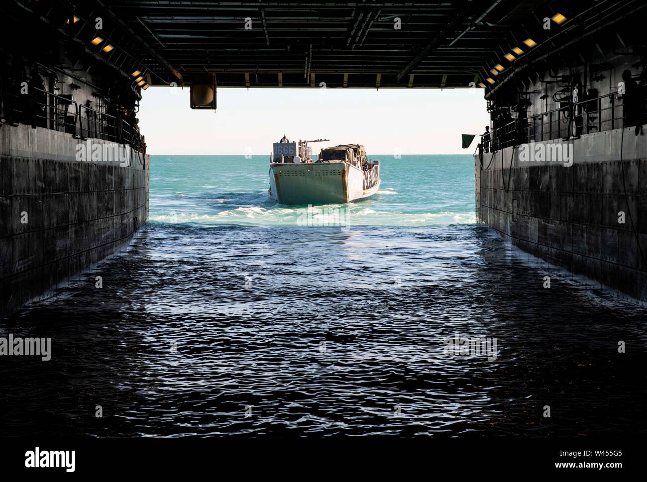 190719-N-DX072-1025 STANAGE Bay, Australia (19 de julio de 2019) Landing Craft, utilidad (LCU) 1666 sale bien la cubierta del buque anfibio de transporte dock USS Green Bay (LPD 20). Green Bay, parte del Grupo de ataque expedicionario Wasp, iniciado con la 31ª Unidad Expedicionaria de la Marina, está participando actualmente en Talisman Sabre 2019 frente a las costas del norte de Australia. A nivel bilateral, evento bienal, Talisman Sabre está diseñado para mejorar el entrenamiento de combate de EE.UU. y Australia, la disponibilidad y la interoperabilidad a través de realistas, la capacitación pertinente necesaria para mantener la seguridad regional, la paz y la estabilidad. Foto de stock