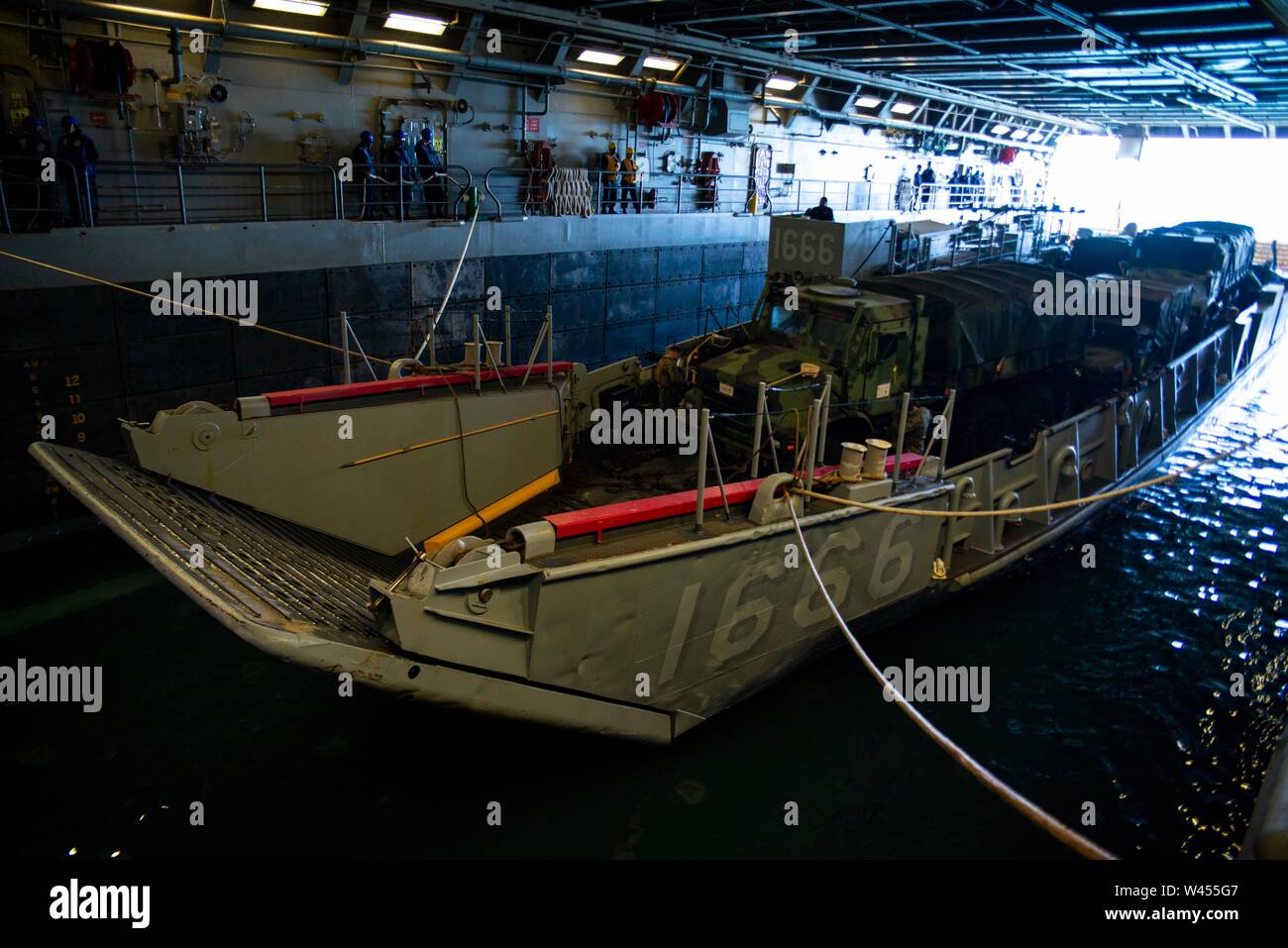 190719-N-DX072-1093 STANAGE Bay, Australia (19 de julio de 2019) Landing Craft, utilidad (LCU) 1666 entra en la cubierta del buque anfibio de transporte dock USS Green Bay (LPD 20). Green Bay, parte del Grupo de ataque expedicionario Wasp, iniciado con la 31ª Unidad Expedicionaria de la Marina, está participando actualmente en Talisman Sabre 2019 frente a las costas del norte de Australia. A nivel bilateral, evento bienal, Talisman Sabre está diseñado para mejorar el entrenamiento de combate de EE.UU. y Australia, la disponibilidad y la interoperabilidad a través de realistas, la capacitación pertinente necesaria para mantener la seguridad regional, la paz y la estabilidad. ( Foto de stock