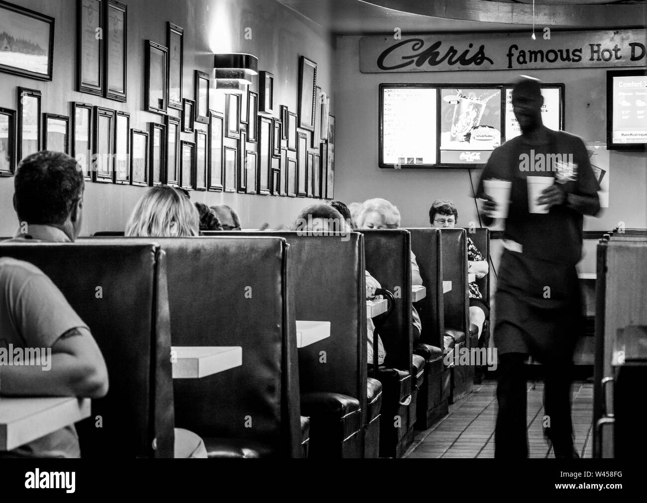 Camarero en el interior de la cuchara grasienta cafe, Chris famosos perros calientes, famoso como un hogar para componer en un stand por Hank Williams, Sr, en Montgomery, AL, USA Foto de stock