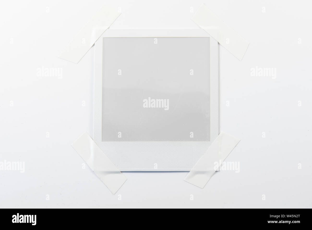 Una imagen polaroid vacía pegado en una hoja de papel Fotografía de stock -  Alamy