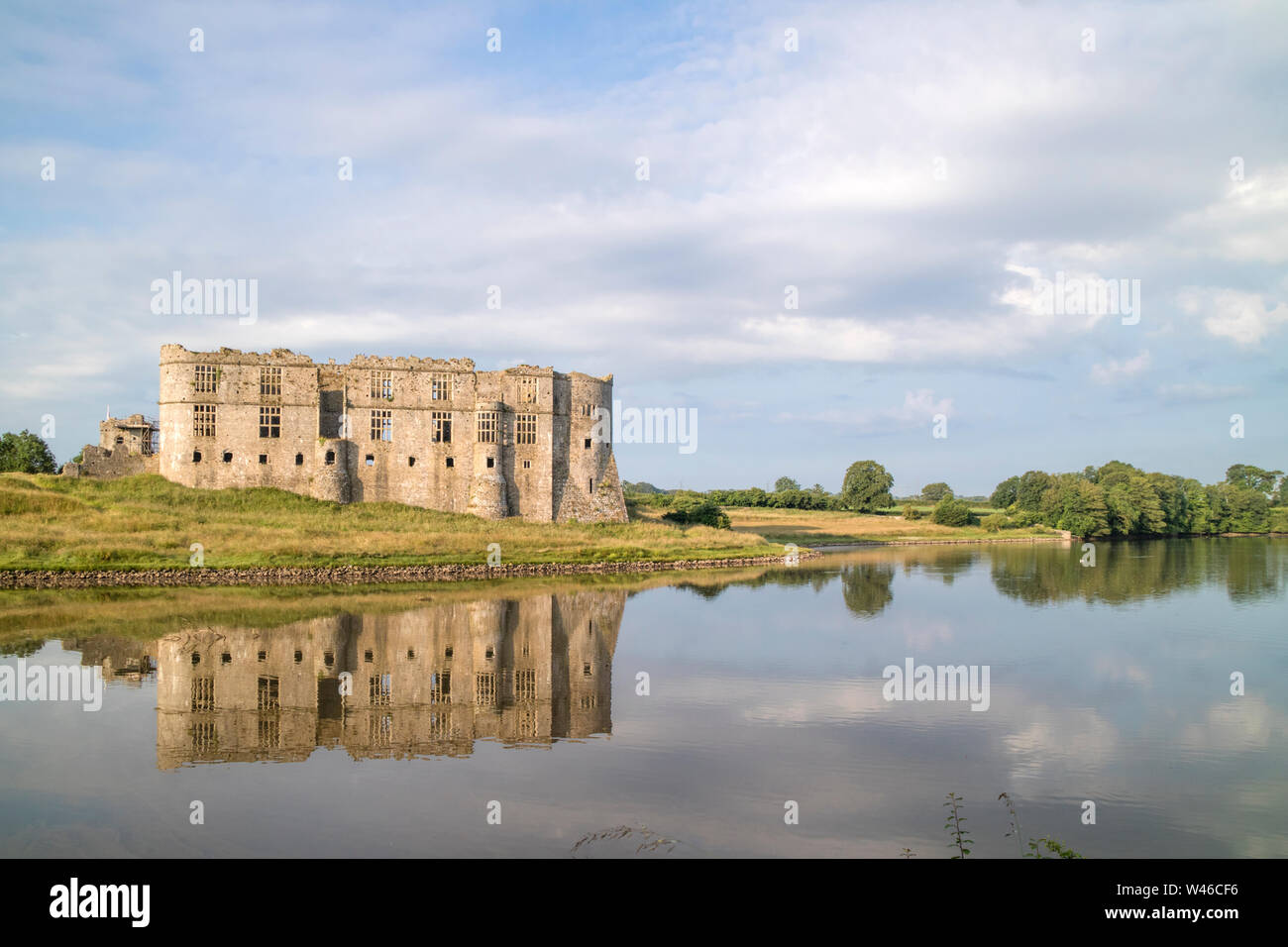 Carew Castle (Galés: Castell Caeriw) Pembrokeshire (Gales, Reino Unido Foto de stock