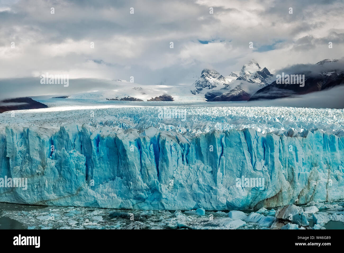 El Glaciar Perito Moreno es una fusión glaciar ubicado en el Parque Nacional Los Glaciares, Argentina. Otoño en la Patagonia. Los Andes, América del Sur Foto de stock