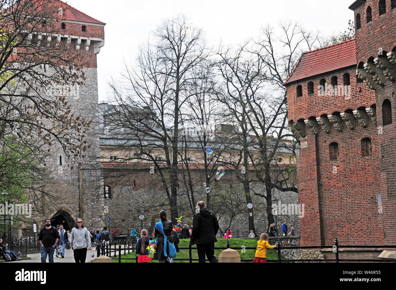 Casco antiguo de la ciudad, murallas, Cracovia. Pequeña Polonia Foto de stock