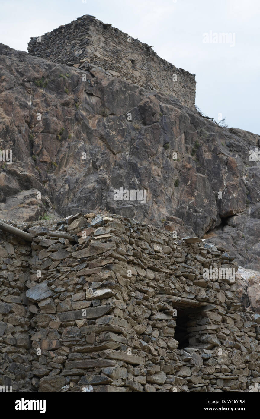 La arquitectura tradicional de las aldeas de montaña de Nuratau Ridge, Central de Uzbekistán Foto de stock