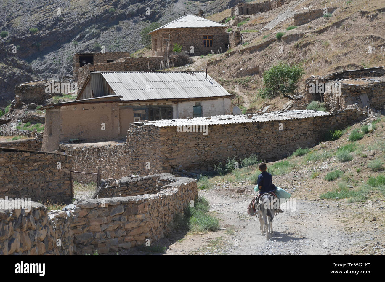 La arquitectura tradicional de las aldeas de montaña de Nuratau Ridge, Central de Uzbekistán Foto de stock