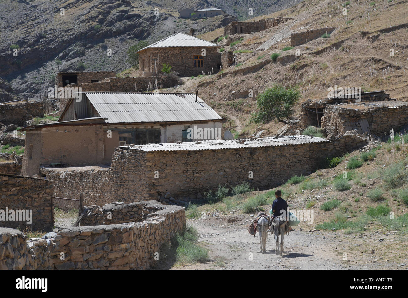 La arquitectura tradicional de las aldeas de montaña de Nuratau Ridge, Central de Uzbekistán Foto de stock