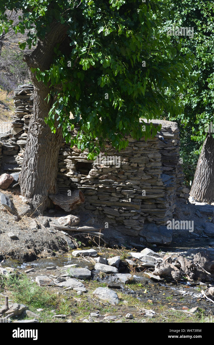 La arquitectura tradicional de las aldeas de montaña de Nuratau Ridge, Central de Uzbekistán Foto de stock