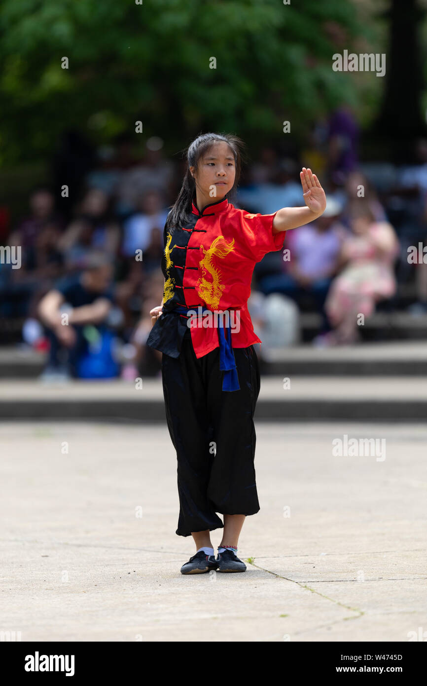 Columbus, Ohio, EE.UU. - 26 de mayo de 2019: Colón Festival Asiático,  Franklin Park, joven mujer vistiendo ropa tradicional china de realizar una  visualización de Fotografía de stock - Alamy