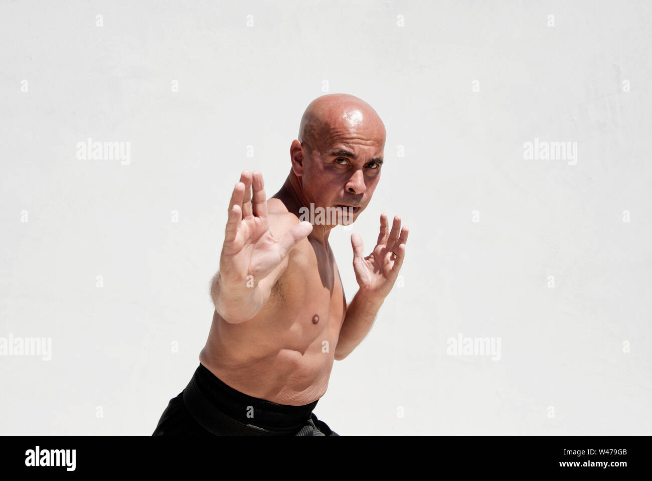 La edad media el hombre practicar artes marciales y autodefensa mindfulness. Foto de stock