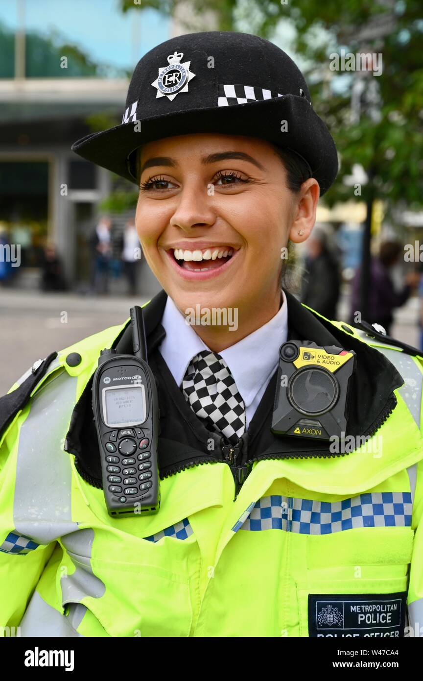 Sonriente oficial de policía femenino. Marcha por el cambio. No a Boris. Sí a Europa. Protesta anti-Brexit, Westminster, Londres. REINO UNIDO Foto de stock