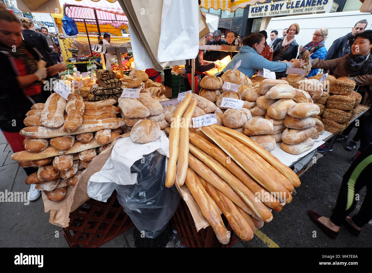 Puesto de venta de diversos tipos de panes en el mercado del sábado en Portobello Road, Londres Foto de stock