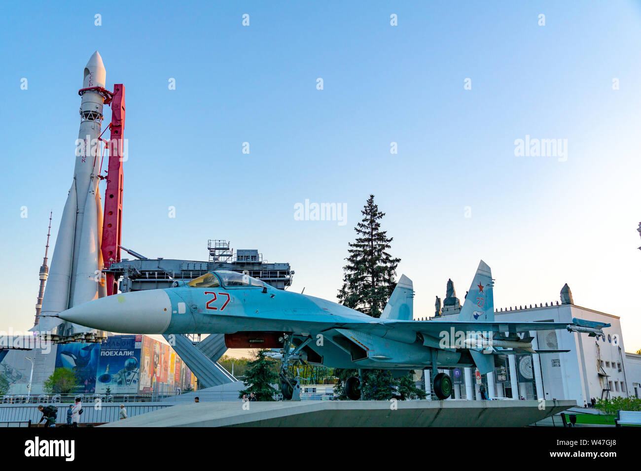 Moscú, Rusia, 30 de abril de 2019: La caza Su-27 y el cohete Vostok en el Cosmos en el pabellón All-Russian Exhibition Center de Moscú, V Foto de stock