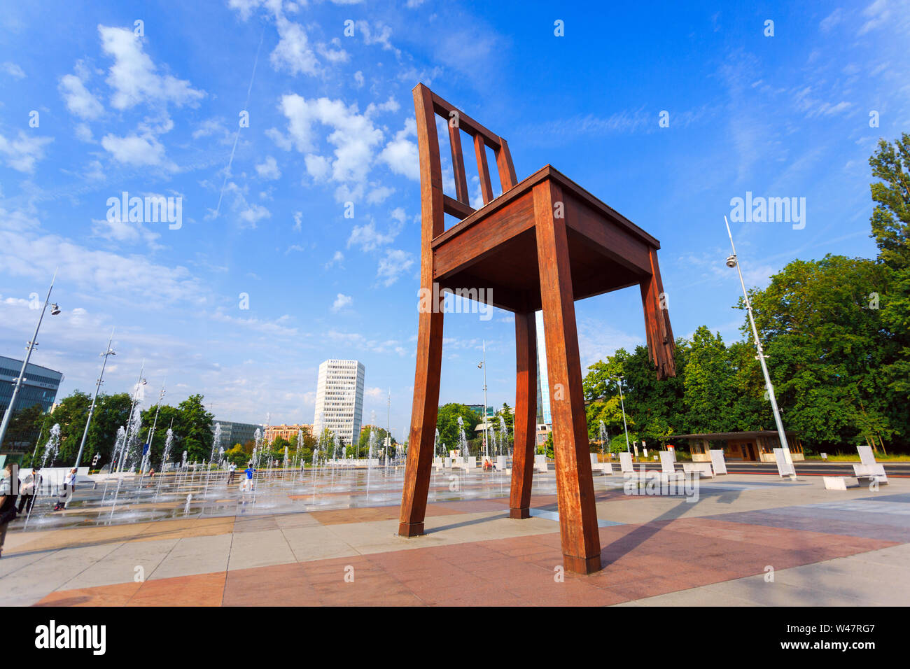 La silla rota monumento en la Place des Nations, en Ginebra. Suiza  Fotografía de stock - Alamy