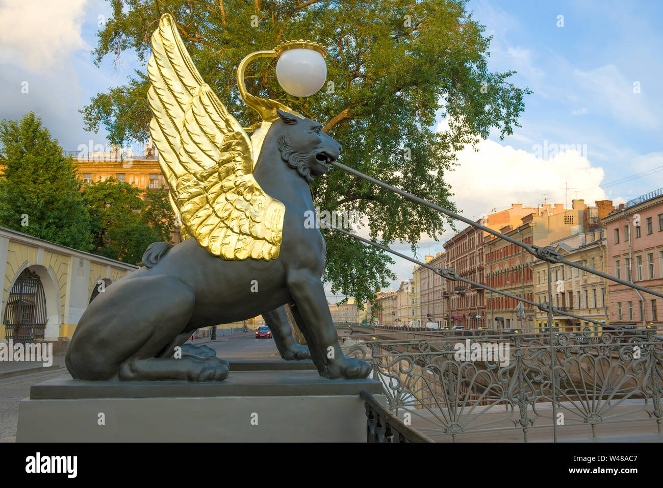 La escultura antigua de un grifo de cierre a principios de junio por la  mañana. Banco Puente, San Petersburgo Fotografía de stock - Alamy