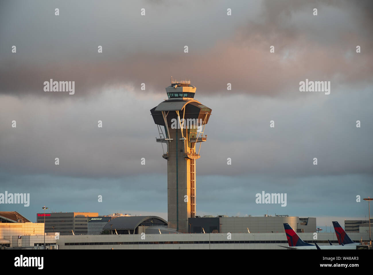 Imagen que muestra el Aeropuerto Internacional de Los Angeles, LAX, la torre de control. Foto de stock