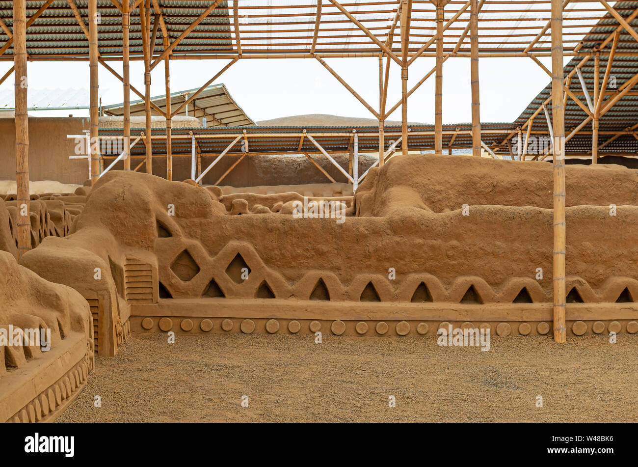 Las paredes de adobe y la decoración en el sitio arqueológico de Chan Chan hechas por la civilización Chimú cerca de Trujillo, Perú. Foto de stock