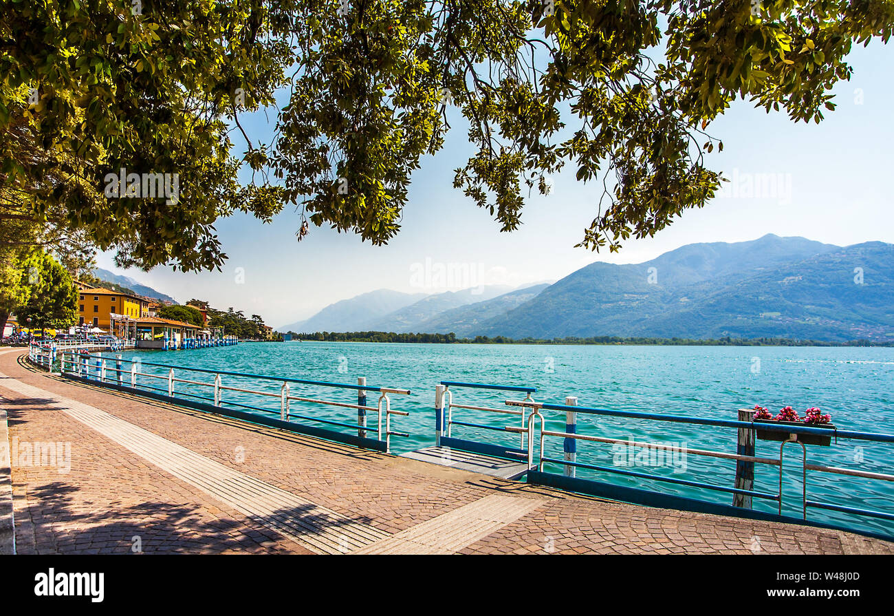 Paseo en Lovere en el Lago D Iseo en Lombardía Italia Foto de stock