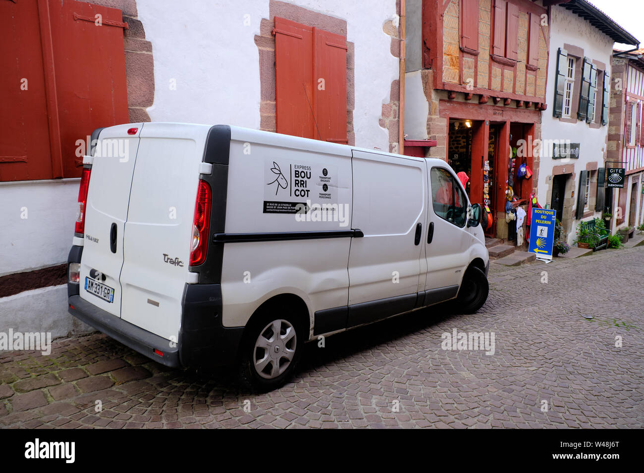 Van express Bourricot un servicio de transporte de equipaje para el  peregrino en el Camino de Santiago, estacionada en calle de  Saint-Jean-Pied-de-Port, Francia Fotografía de stock - Alamy