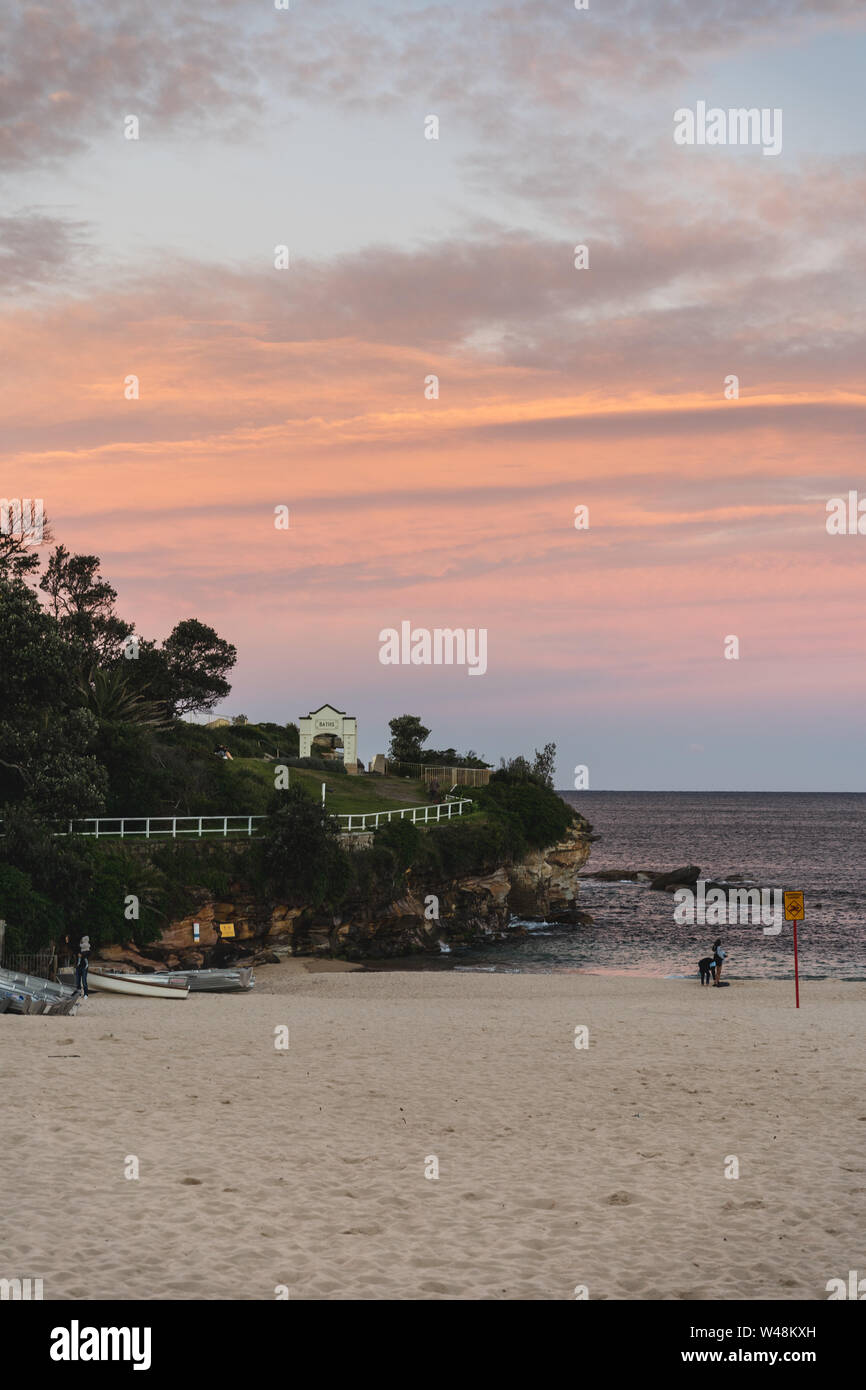 Coogee, Nueva Gales del Sur - Julio 14th, 2019: Puesta del sol ilumina el cielo sobre Giles baños en Coogee Beach, Sydney, NSW. Foto de stock