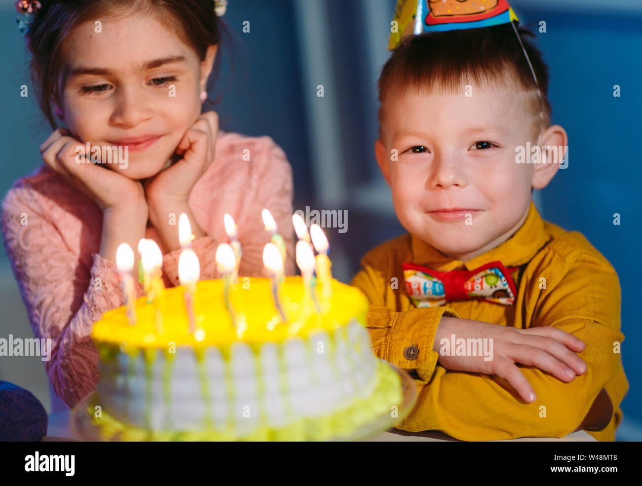 Niño, Niña, cuidado, torta de cumpleaños, tabla, mentira, celebrar el  soporte añadido, cumpleaños, infancia, 4-6 años, 4 años, platos, pasteles,  velas, velas de cumpleaños, fiesta, fiesta de cumpleaños, vacaciones, cumpleaños  infantil, solo