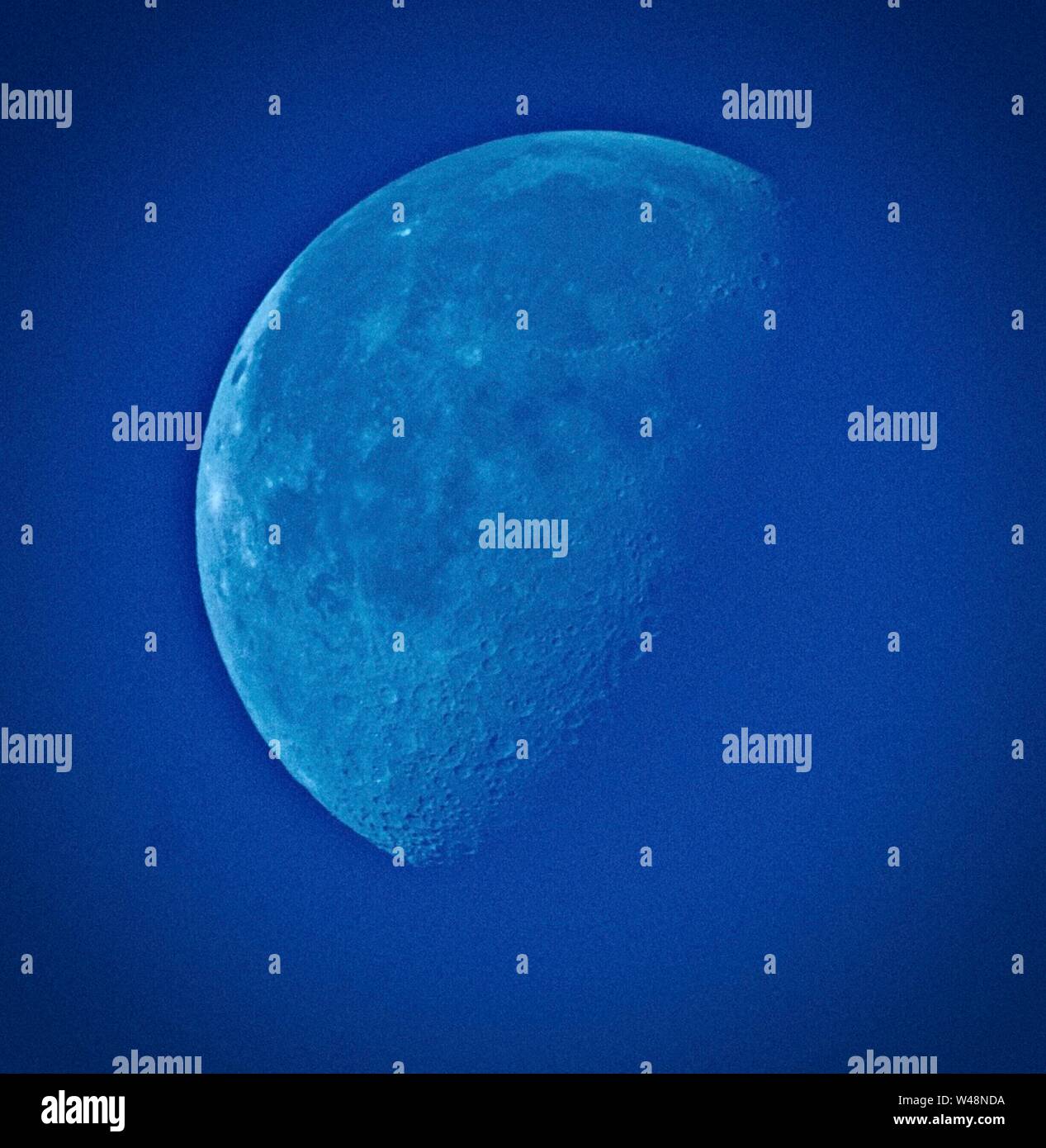 Una Luna Azul shot en una tarde soleada. La imagen ha sido manipulada para aumentar el contraste, pero no se ha introducido el color artificial. El efecto se produce cuando el tipo correcto de polvo es expulsado hacia la atmósfera filtra la luz roja excesiva - la frase "una vez cada Luna Azul" significa un evento raro. Foto de stock