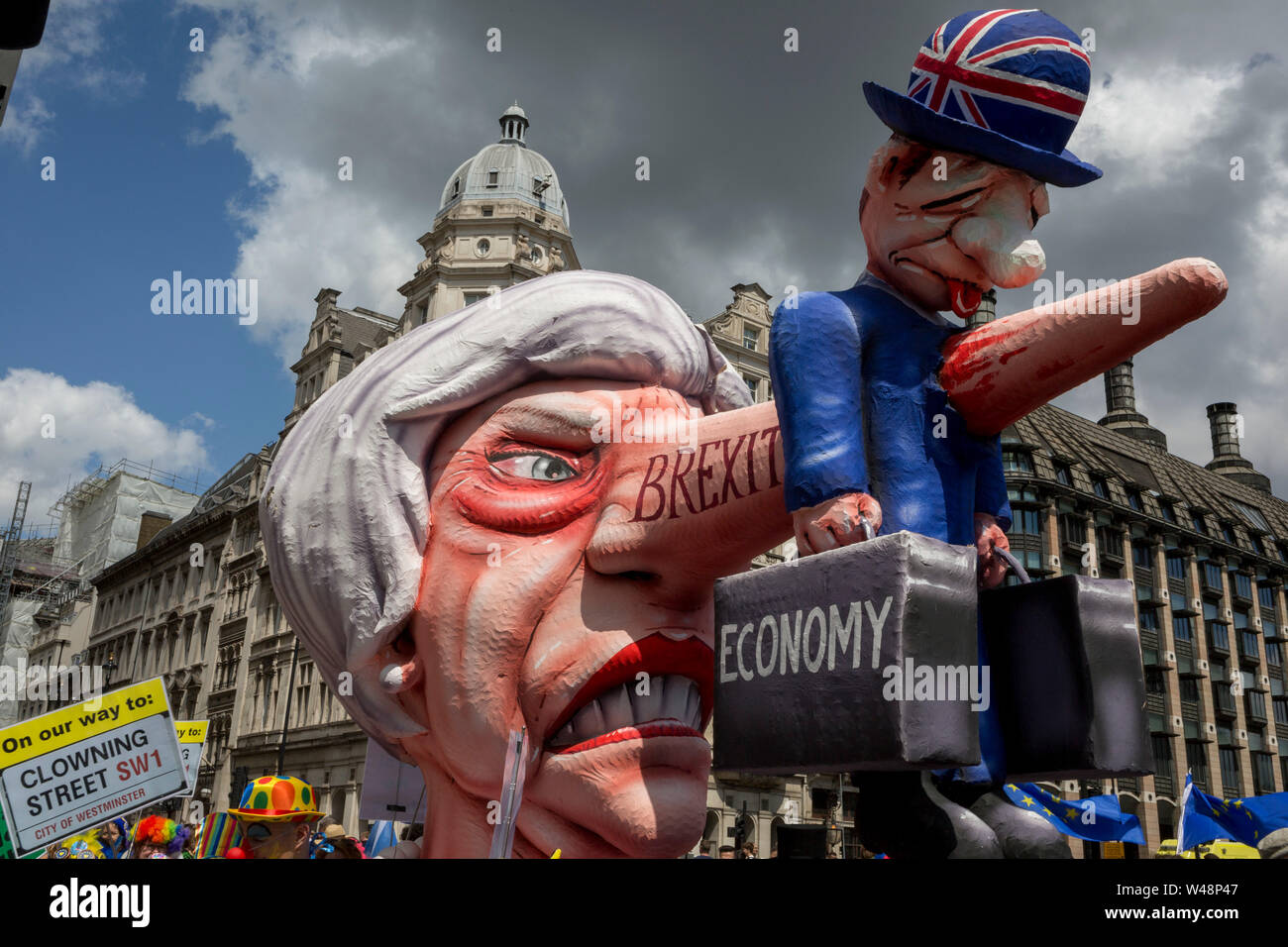 Días antes de que el nuevo líder del Partido Conservador y próximo Primer Ministro del Reino Unido es elegido por sus miembros (y se espera que sea Boris Johnson), el último fin de semana de mayo la fallida Brexit Teresa de la Unión Europea experimentó un cambio de marcha para protestar con pro-UE Remainers marchando por la capital para exigir un fin a Brexit y no a un PM Johnson, el 20 de julio de 2019, en Londres, Inglaterra. Foto de stock