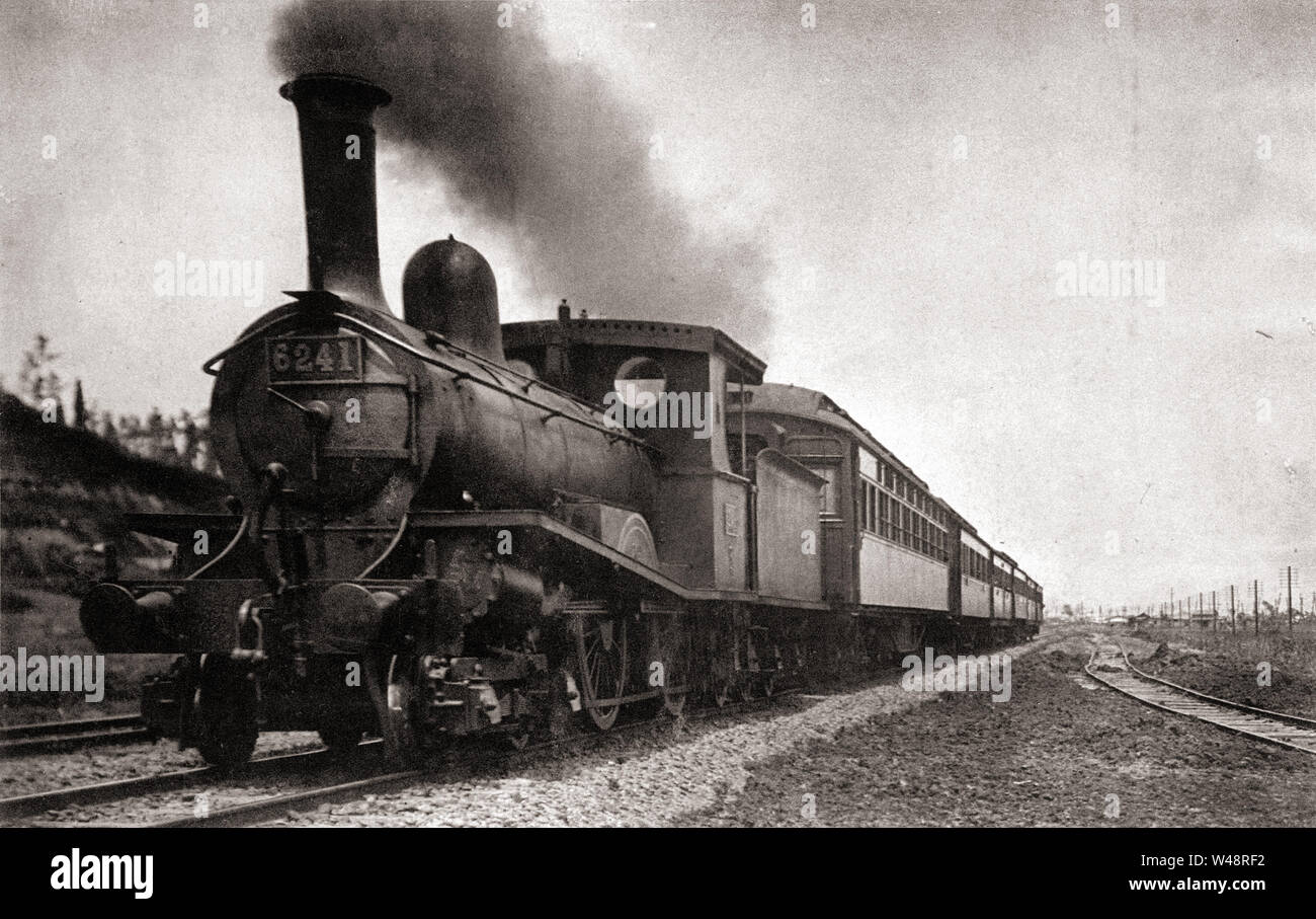 [ 1900 Japón - locomotora a vapor en la línea principal de Tokaido ] - locomotora a vapor con el número 6241 de acarreo de turismos en la línea principal de Tokaido. La línea conecta con la parte oeste de Tokio Japón y fue completada en 1889 (Meiji 22). Las locomotoras de la serie 6200 fueron producidos por Glasgow, Escocia basa Neilson & Co., Hyde Park y la Locomotora trabajos importados entre 1897 (Meiji 30) y 1900 (Meiji 33). Las locomotoras de la serie 6200 fueron gradualmente enfrentan alrededor de 1914 Taisho (3). Foto de stock