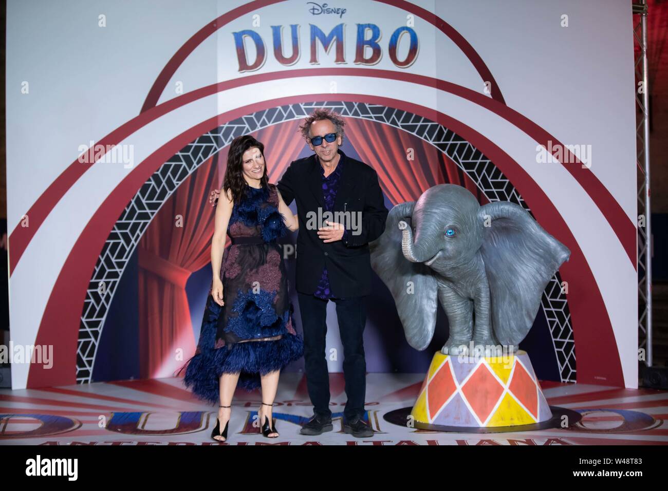 Roma - Elisa con Tim Burton sul alfombra roja della prima italiana di 'Dumbo'  al cine Moderno di Roma. Nella Foto: Elisa, Tim Burton Fotografía de stock  - Alamy