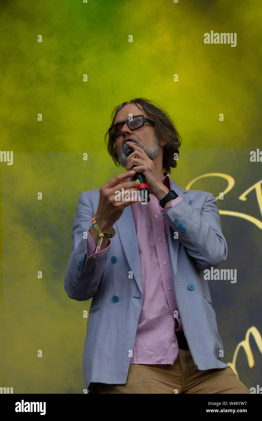 Jarvis Cocker realiza en Bluedot el sábado por la noche.(20 de julio de 2019)teniendo lugar entre el 18-21 de julio en Jodrell Bank de Cheshire, Reino Unido. Foto de stock