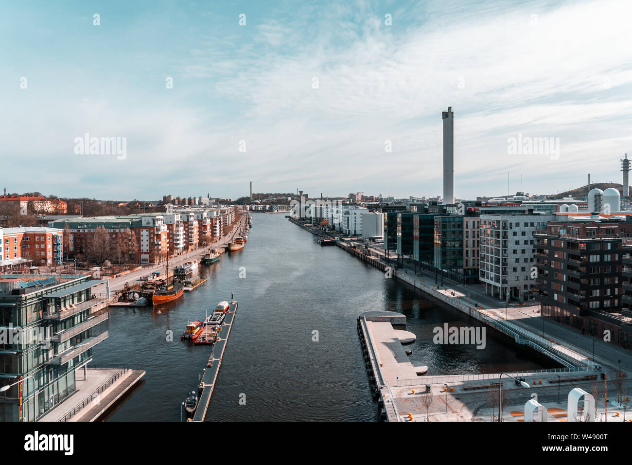 Estocolmo Suecia 28.03.2019 Editorial vista desde el puente hacia Hammarby río con edificio de apartamentos al lado del río Foto de stock