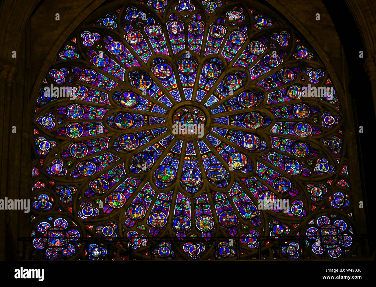 Famosos o Roseta Rosetón medieval, las vidrieras de la catedral de Notre Dame, París, Francia. Foto de stock