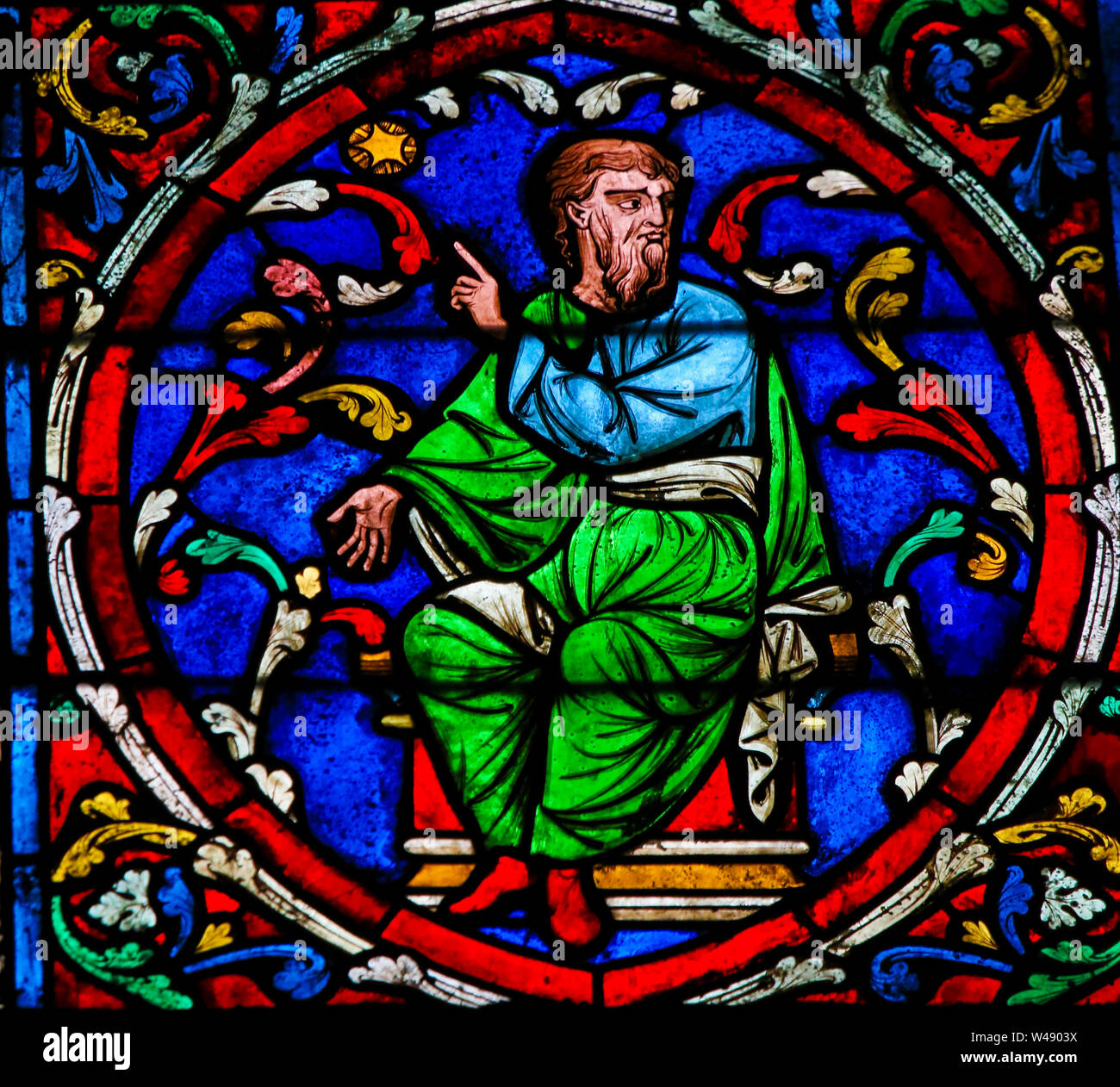 Las vidrieras de la catedral de Notre Dame, París, Francia, representando un detalle del parteluz, los antepasados de Jesucristo Foto de stock