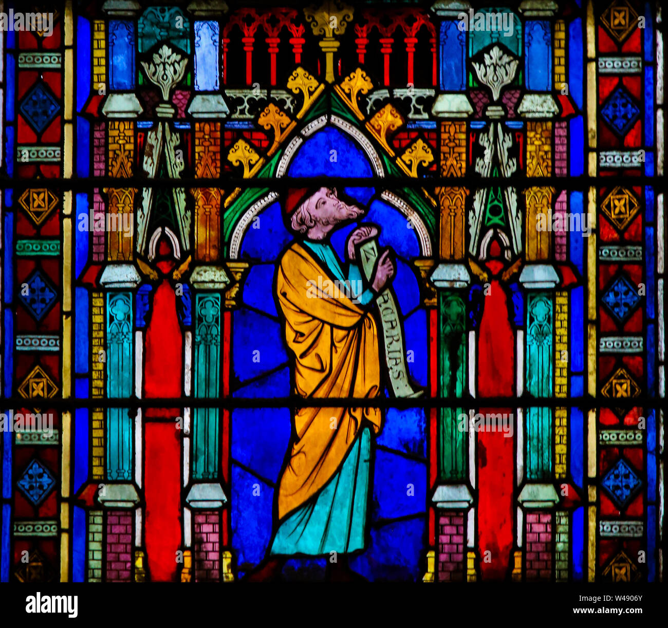 Las vidrieras de la catedral de Notre Dame, París, Francia, representando Zacarías o Zacarías, padre de Juan el Bautista en la Biblia Foto de stock